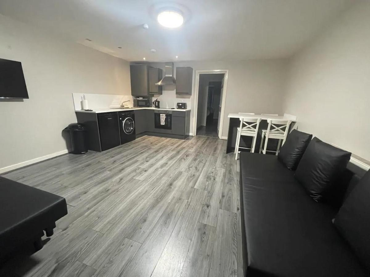 Hosted By Ryan - 2 Bedroom Apartment Liverpool Dış mekan fotoğraf