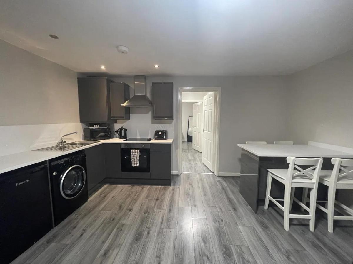 Hosted By Ryan - 2 Bedroom Apartment Liverpool Dış mekan fotoğraf